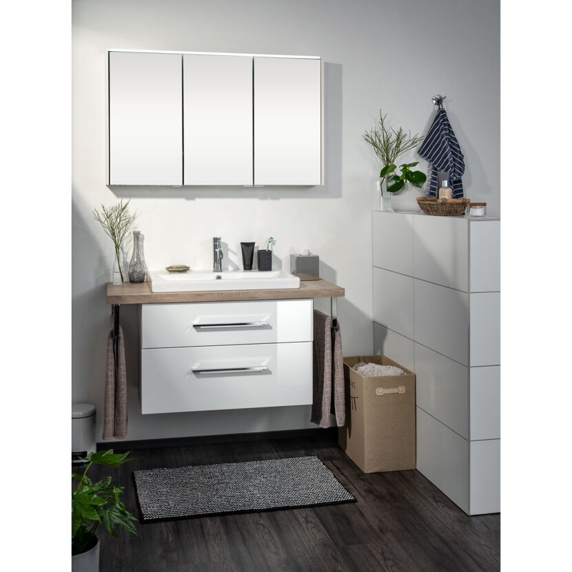Modernes Badezimmer mit weißen Badmöbeln