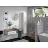 Modernes Badezimmer mit Waschbecken und Badewanne