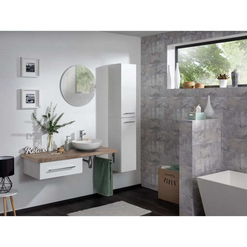 Modernes Badezimmer mit Waschbecken und Badewanne