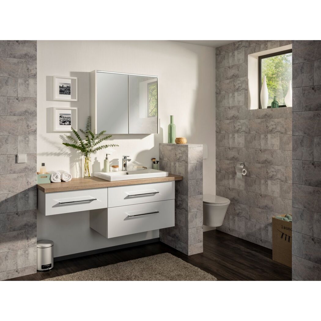 Modernes Badezimmer mit weißen Möbeln