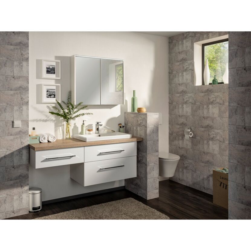 Modernes Badezimmer mit weißen Möbeln