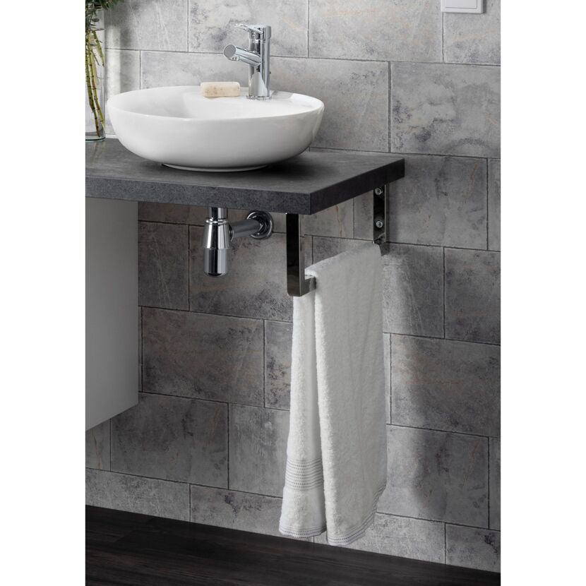Handtuch an Handtuchhalter unter Waschbecken