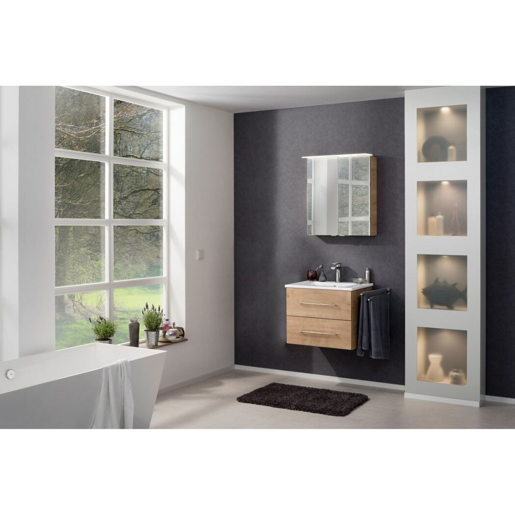 Badezimmer mit Waschbeckenunterschrank und Badewanne