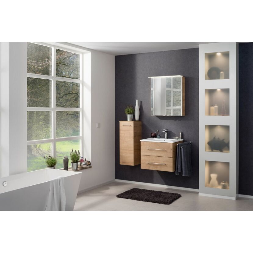 Modernes Badezimmer mit Waschbecken und Badewanne.