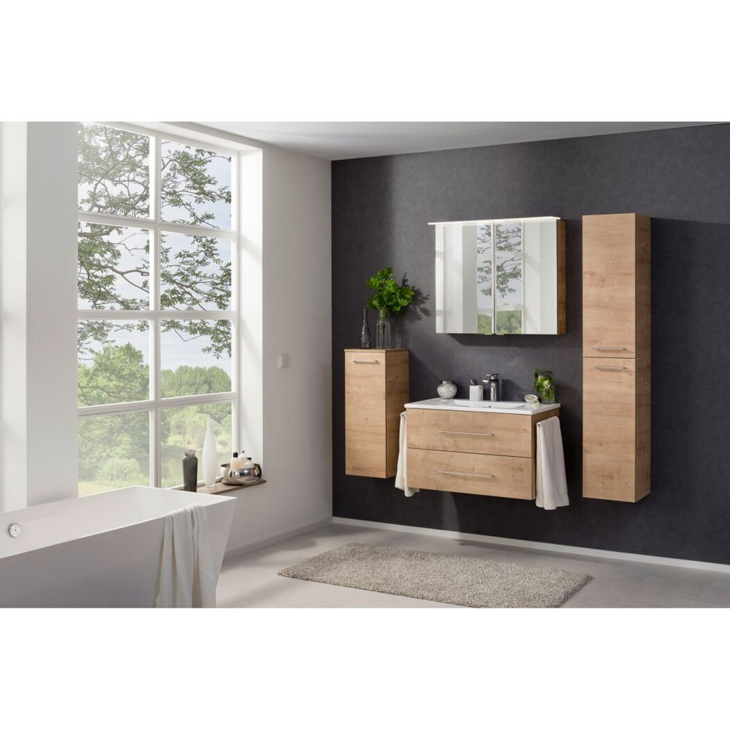 Badezimmer mit Waschtisch, Spiegelschrank und Hochschränken