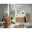 Modernes Badezimmer mit Waschbeckenunterschrank und Badspiegel.