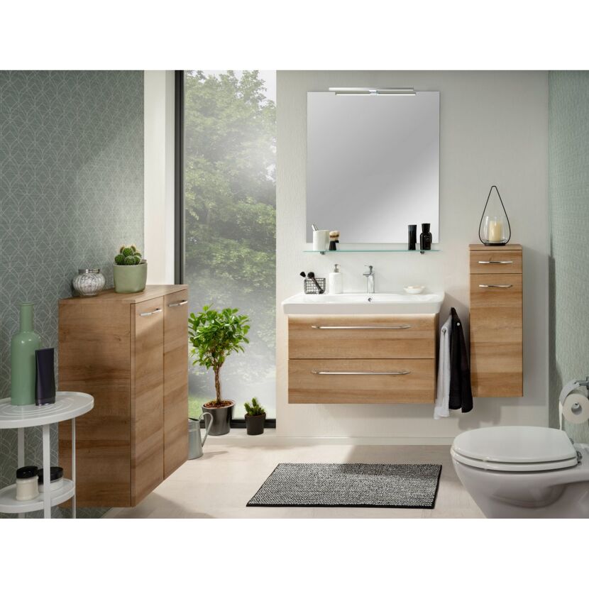 Modernes Badezimmer mit Waschbeckenunterschrank und Badspiegel.