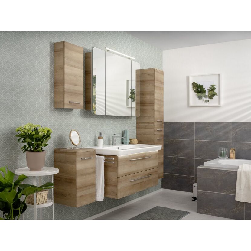 Modernes Badezimmer mit Holzmöbeln und grauen Fliesen.