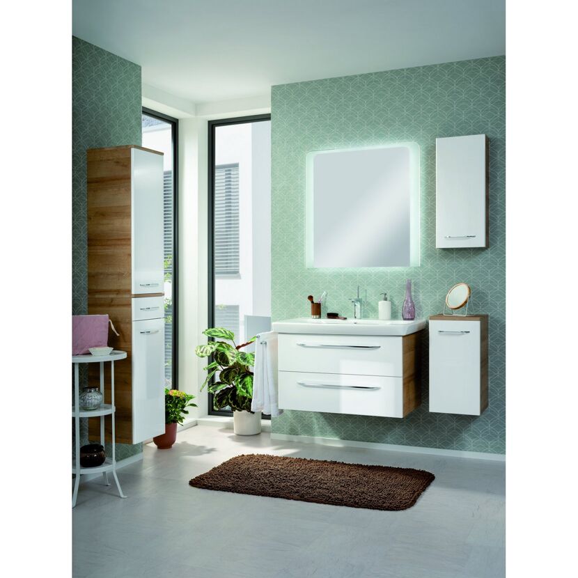 Modernes Badezimmer mit weißen und Holzmöbeln.