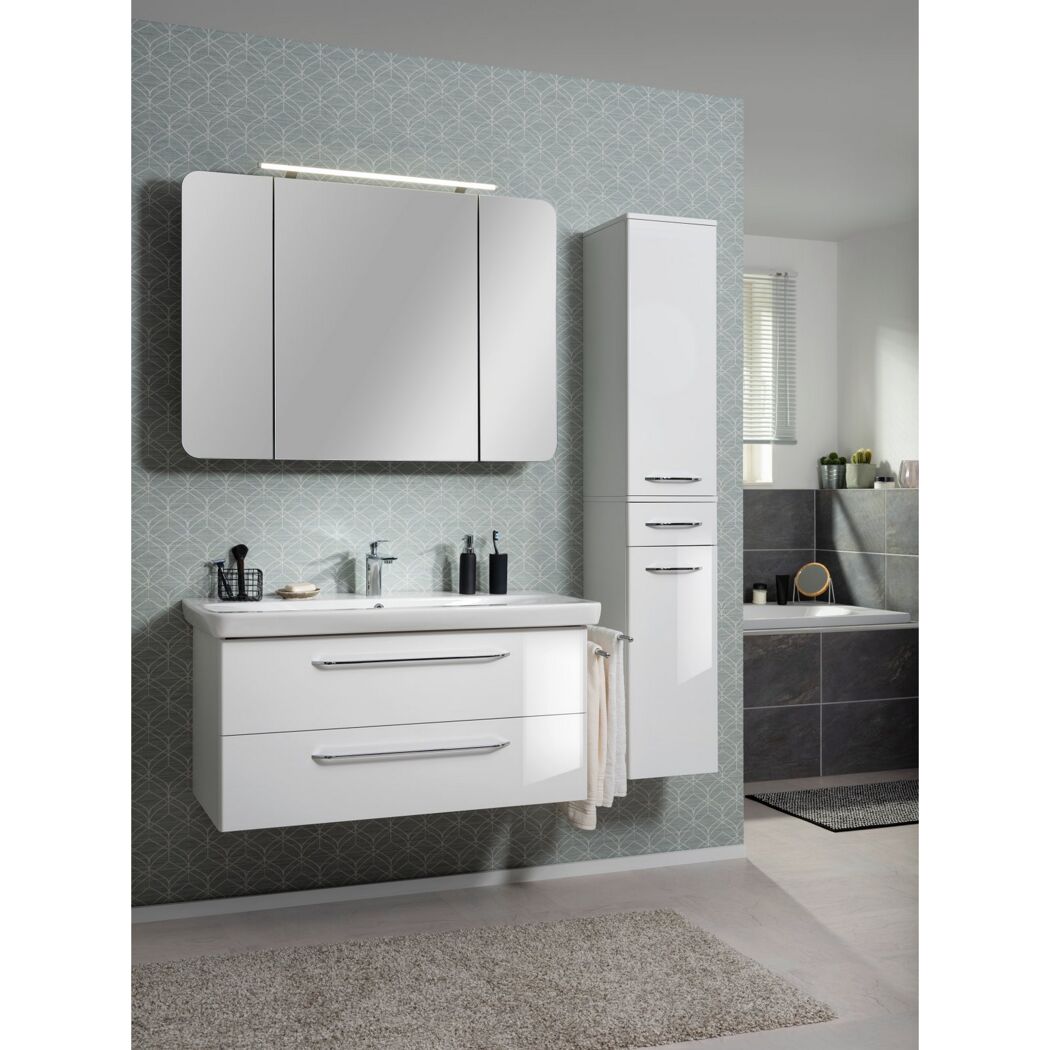 Weißer Hochschrank, Waschbeckenunterschrank und Spiegelschrank im Badezimmer