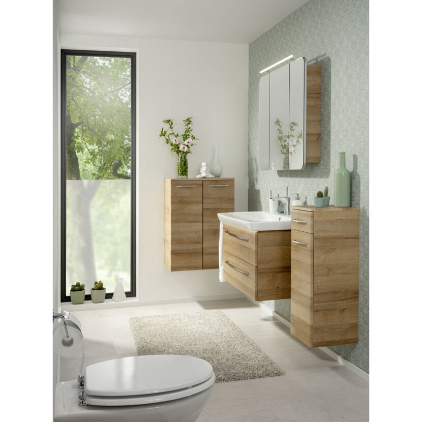 Modernes Badezimmer mit Hängeschränken und Toilette