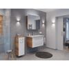 Modernes Badezimmer mit Waschbecken und Spiegelschrank.