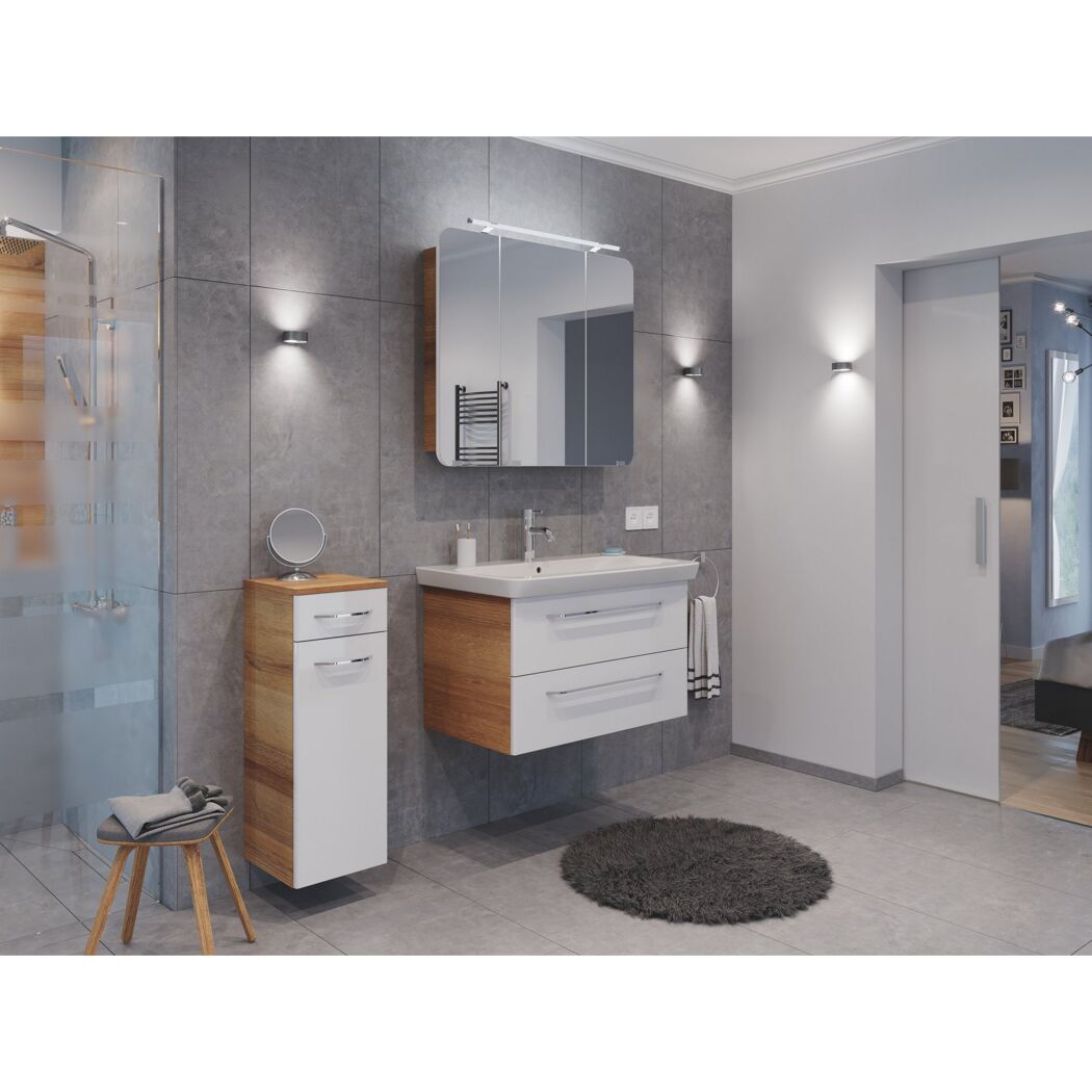 Modernes Badezimmer mit Waschbecken und Spiegelschrank.