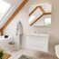 Weißes Badmöbel-Set mit Spiegel und Badewanne