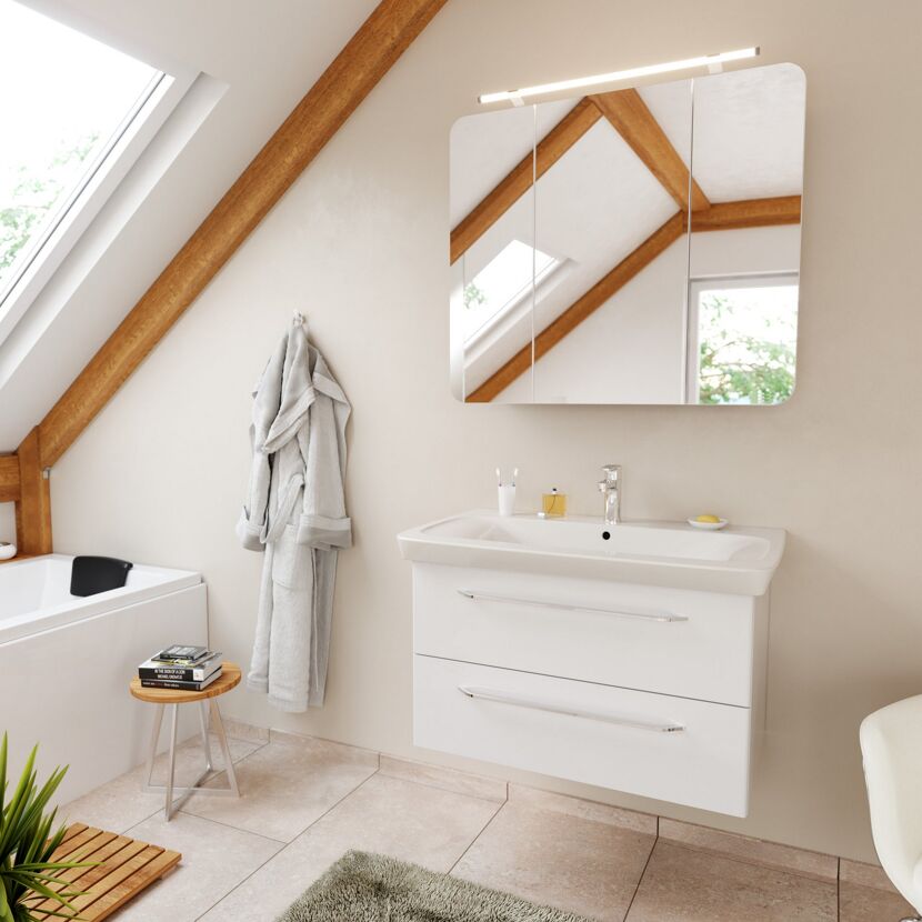 Weißes Badmöbel-Set mit Spiegel und Badewanne