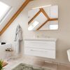 Weißer Waschtisch mit Spiegelschrank im Badezimmer