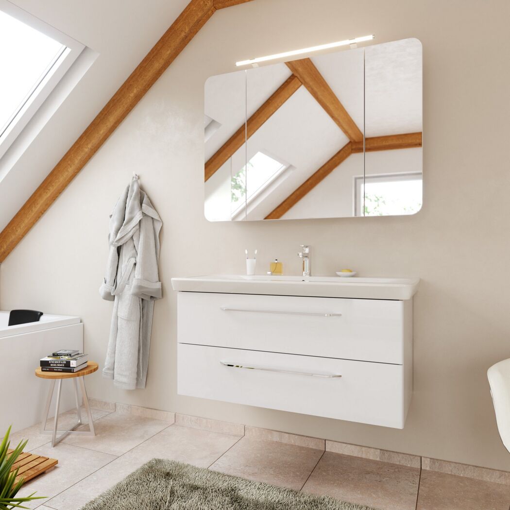 Weißer Waschtisch mit Spiegelschrank im Badezimmer