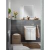 Badezimmer mit Waschbecken, Spiegel und Handtuch