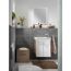 Badezimmer mit Waschbecken, Spiegel und Handtuch