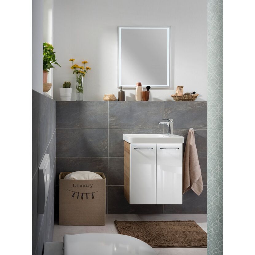 Badezimmer mit Waschbecken, Spiegel und Handtuch