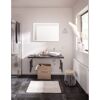 Modernes Badezimmer mit Spiegel und Waschbecken