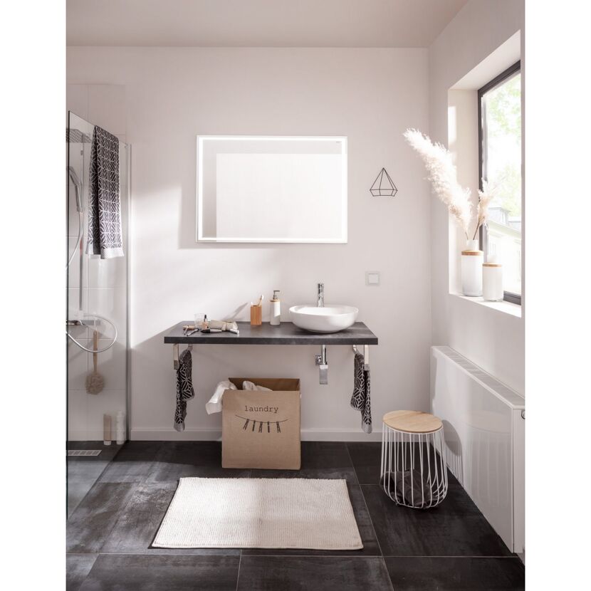 Modernes Badezimmer mit Spiegel und Waschbecken