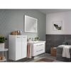 Modernes Badezimmer mit weißen Badmöbeln und grauen Fliesen