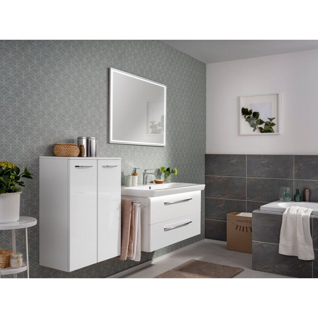 Modernes Badezimmer mit weißen Badmöbeln und grauen Fliesen