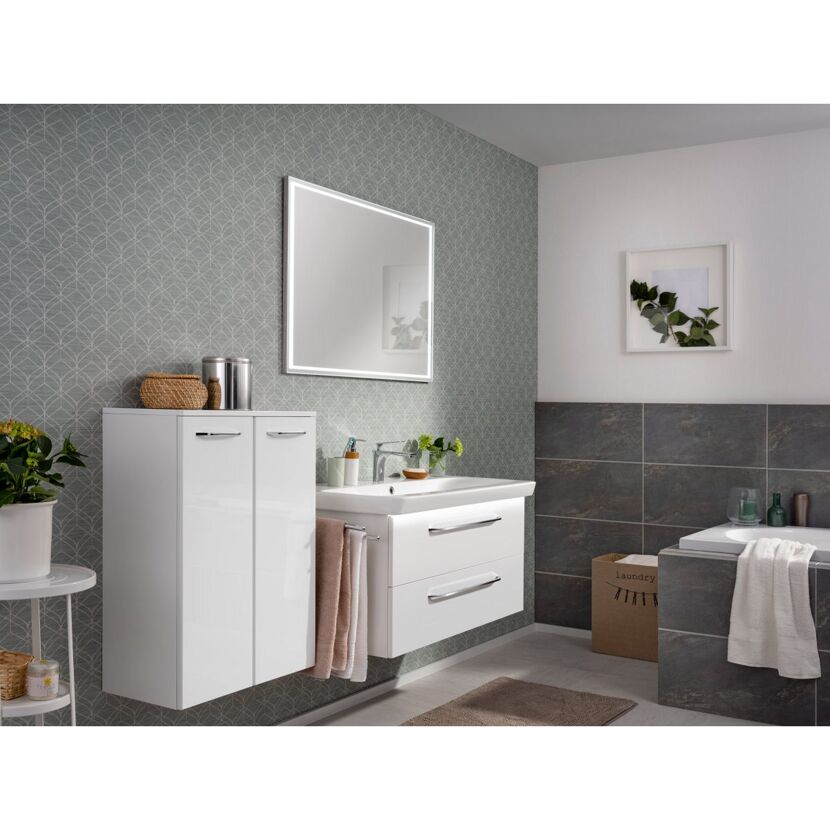 Modernes Badezimmer mit weißen Badmöbeln und grauen Fliesen