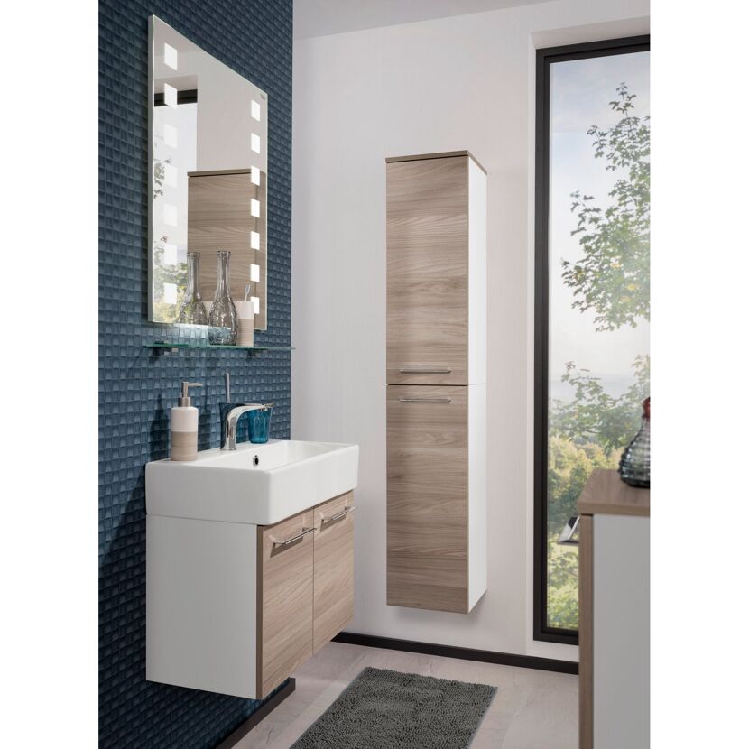 Badezimmer mit Waschbecken, Spiegelschrank und Hängeschrank