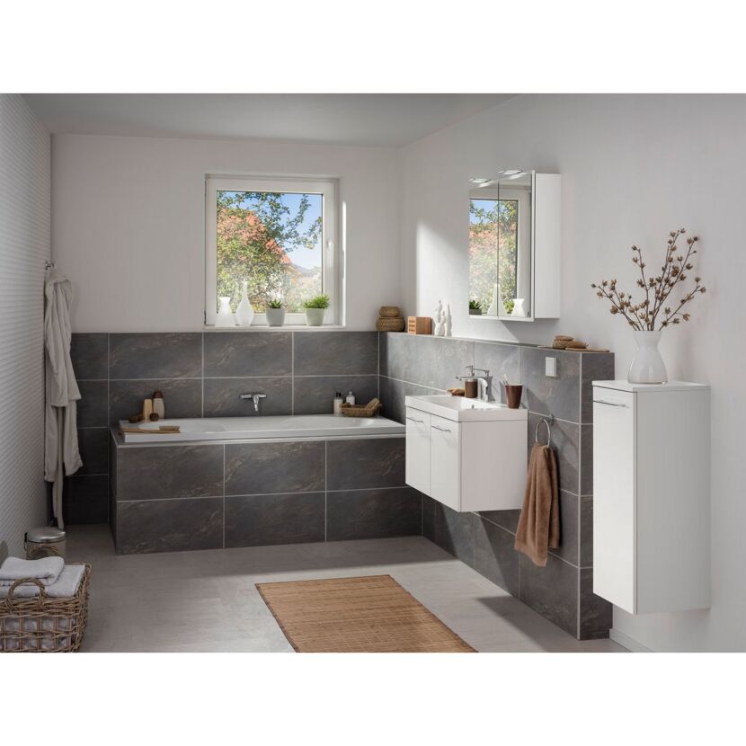 Modernes Badezimmer mit weißer Einrichtung und grauen Fliesen