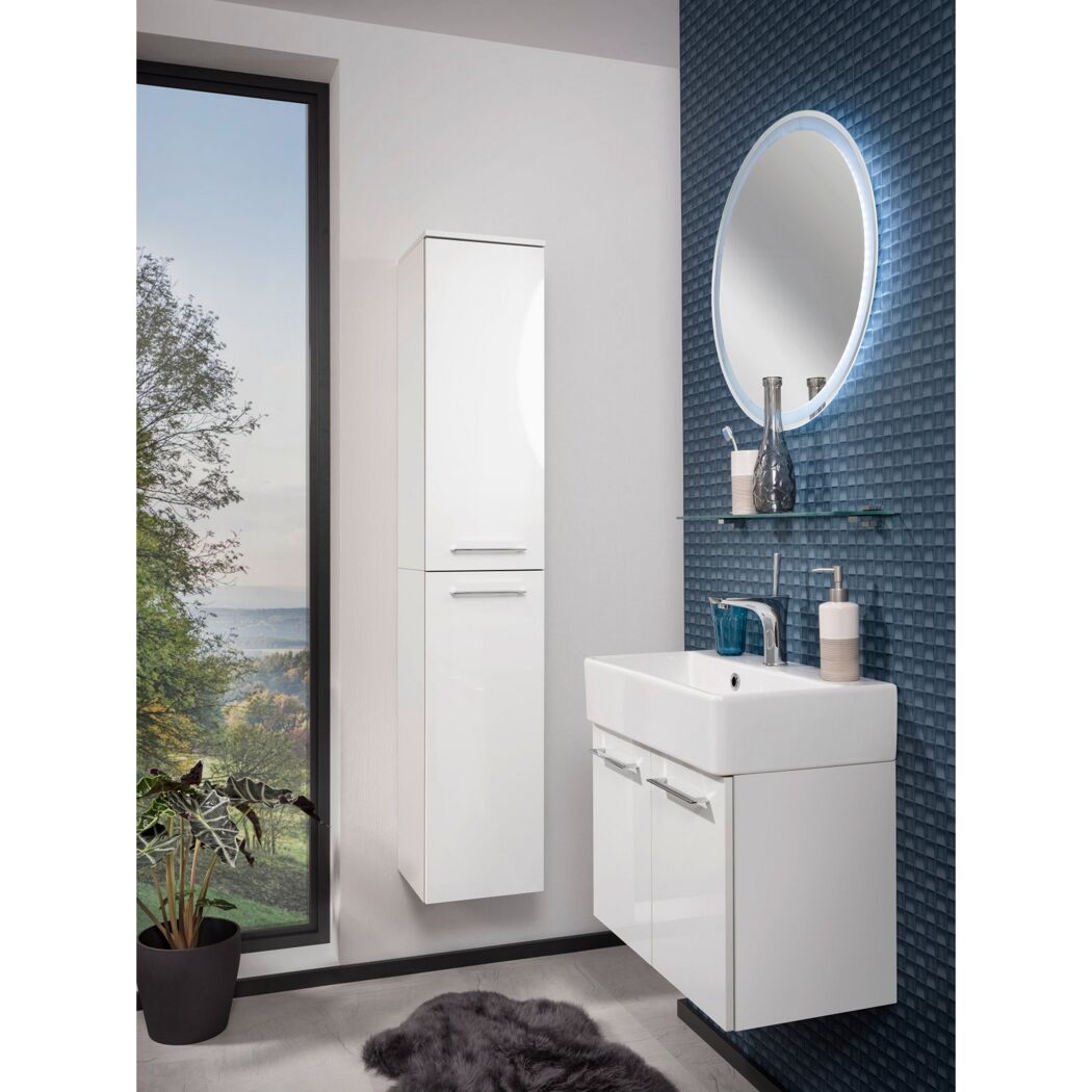Weißes Badezimmermöbel-Set mit rundem Spiegel und Waschbecken.