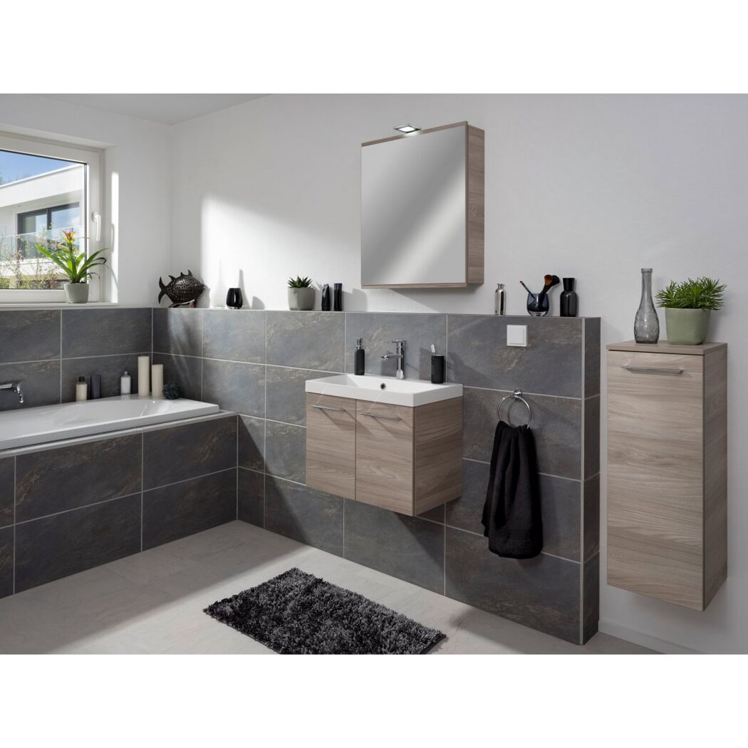 Modernes Badezimmer mit grauen Fliesen