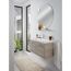 Badezimmer mit Waschbeckenunterschrank, Spiegel und Handtuch