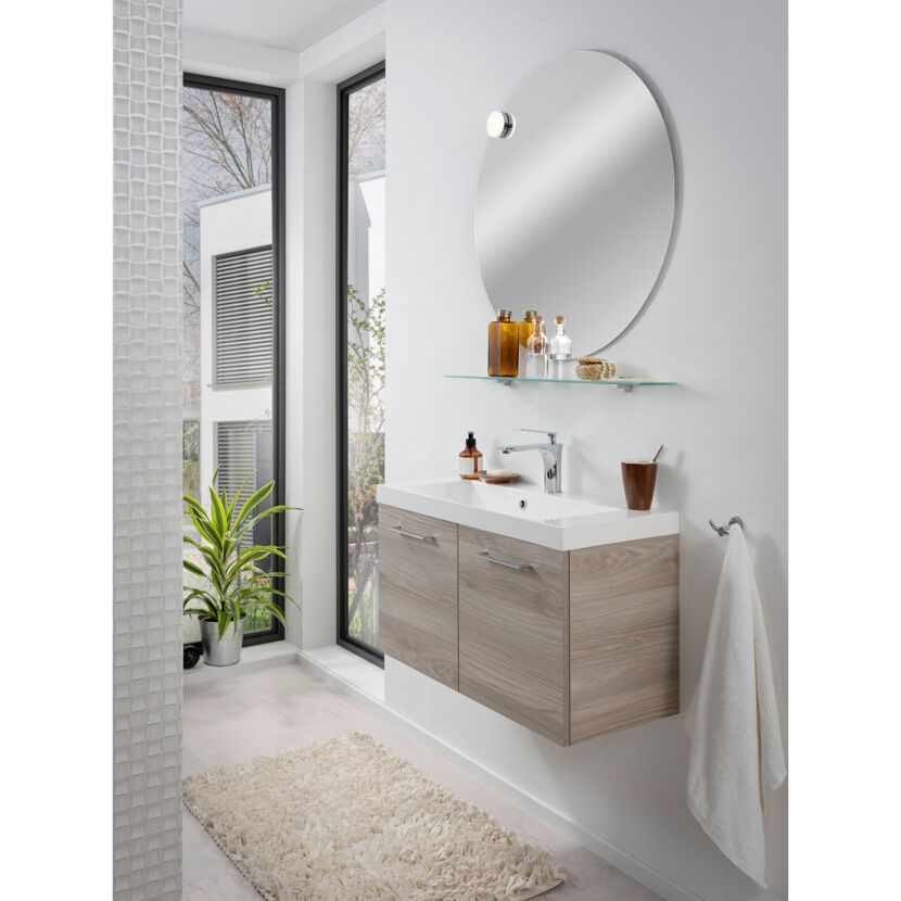 Badezimmer mit Waschbeckenunterschrank, Spiegel und Handtuch
