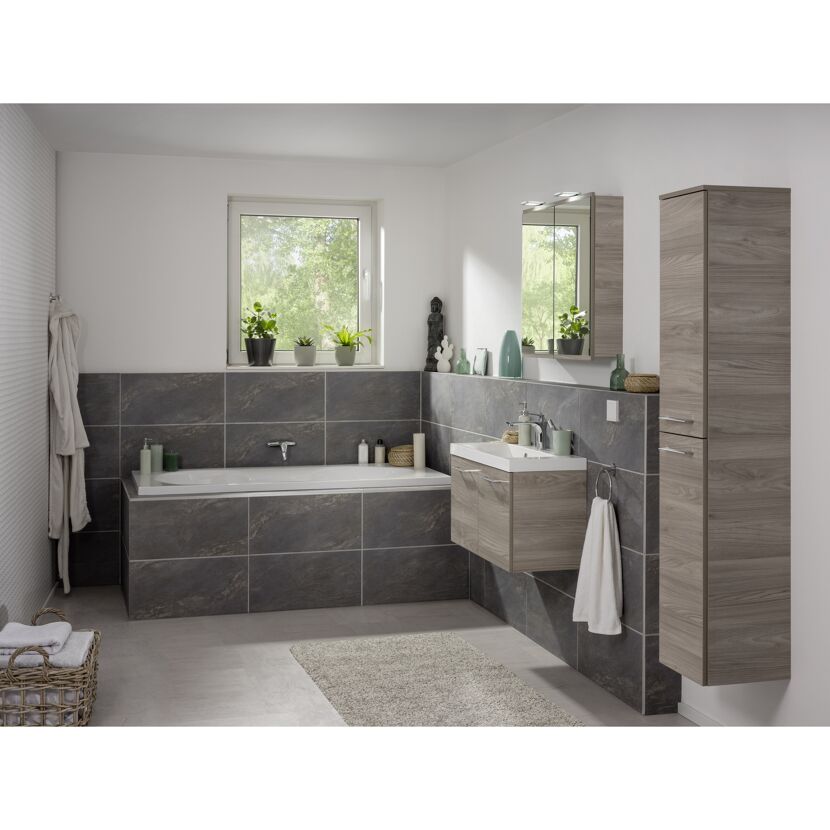 Modernes Badezimmer mit grauen Fliesen und Holzmöbeln