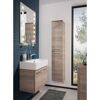 Modernes Badezimmer mit Waschbecken und Spiegelschrank