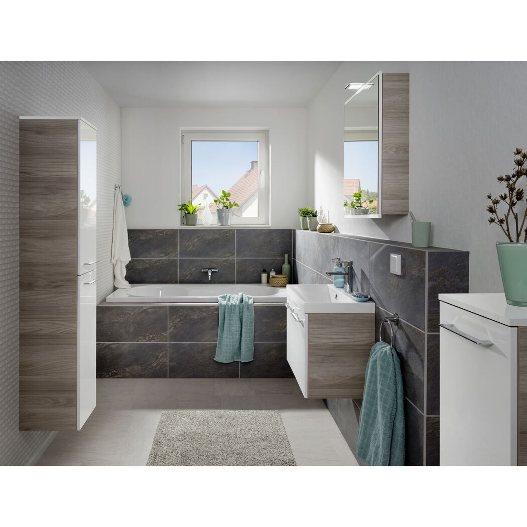 Modernes Badezimmer mit grauen Fliesen und hellen Möbeln