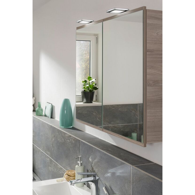 Badezimmerschrank mit Spiegel und zwei Lampen