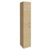 Hoher, schmaler, zweiteiliger Badschrank aus hellem Holz.