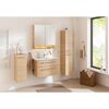 Modernes Badezimmer mit hellen Holzmöbeln