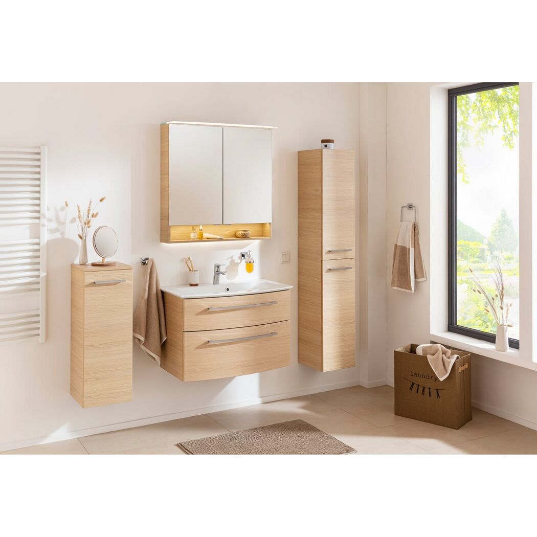 Modernes Badezimmer mit hellen Holzmöbeln