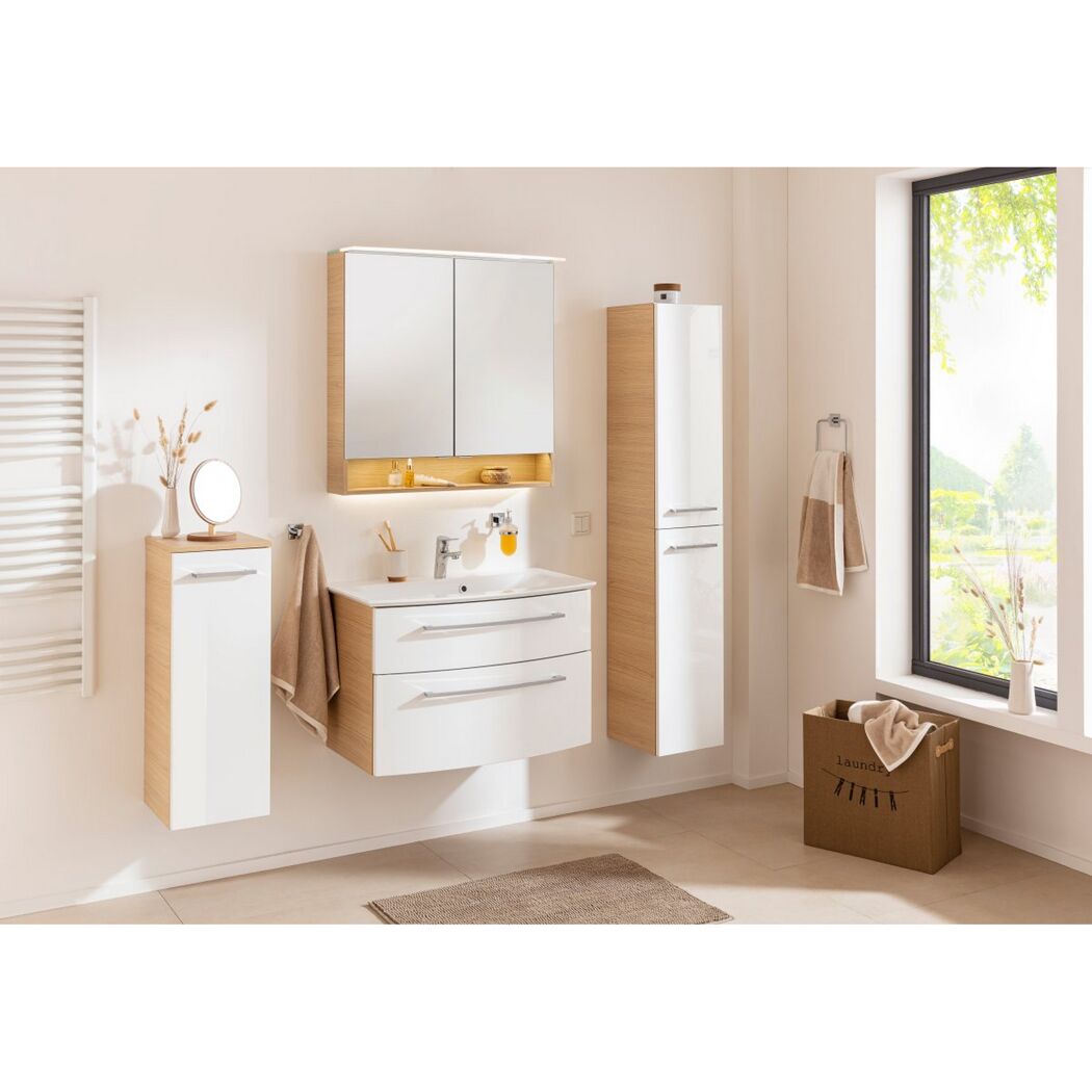 Modernes Badezimmer mit weißen und Holzmöbeln.