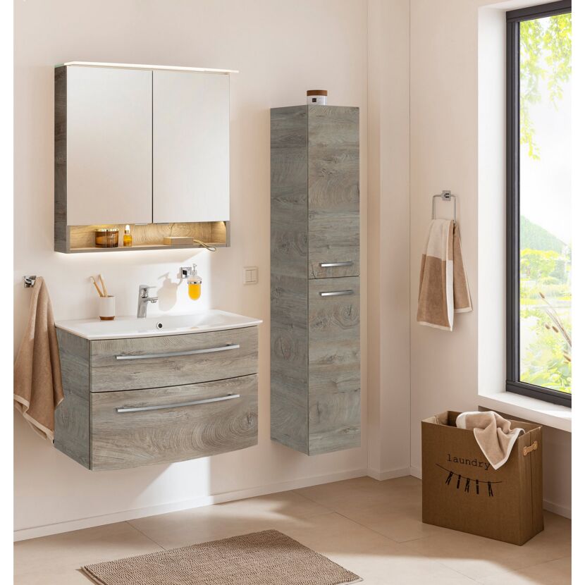 Modernes Badezimmer mit Hängeschrank, Waschbeckenunterschrank und Spiegelschrank in Holzoptik.