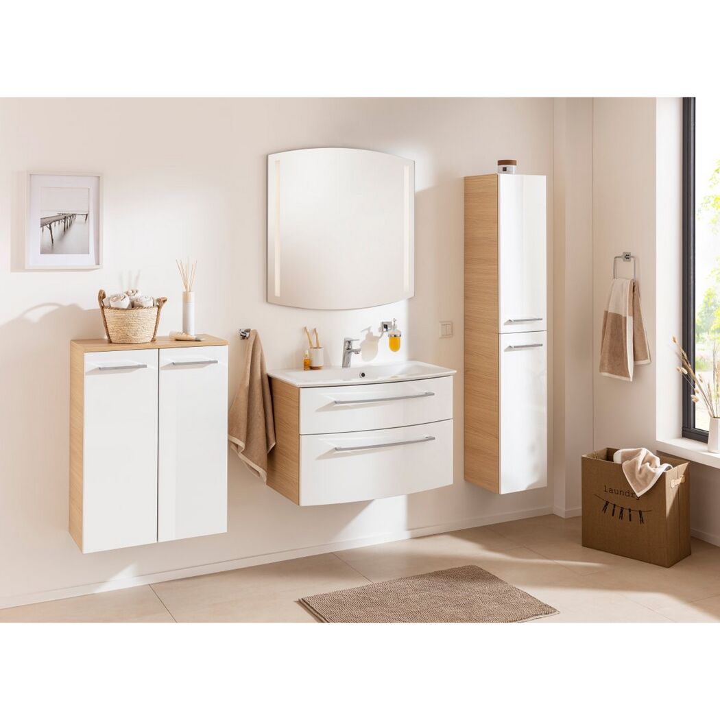 Modernes Badezimmer mit weißen und hellbraunen Möbeln.