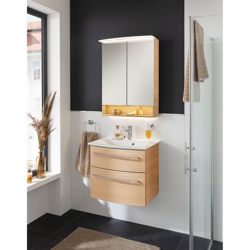 Waschbeckenunterschrank mit Spiegelschrank und Handtuch