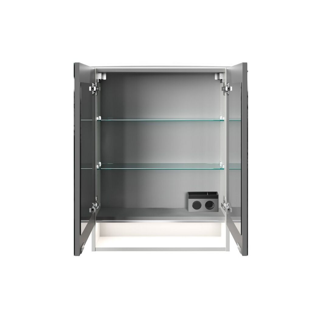 Geöffneter Spiegelschrank mit Glasablagen und Steckdose.