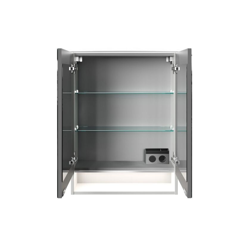 Geöffneter Spiegelschrank mit Glasablagen und Steckdose.