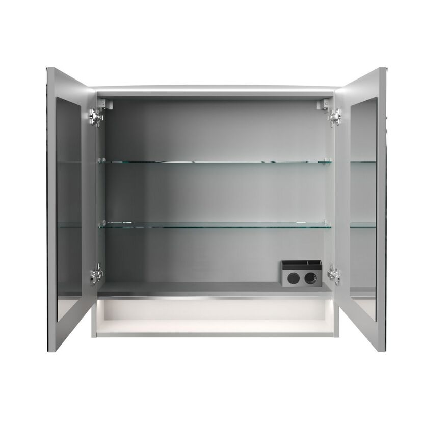 Geöffneter Spiegelschrank mit Glasablagen und Steckdose