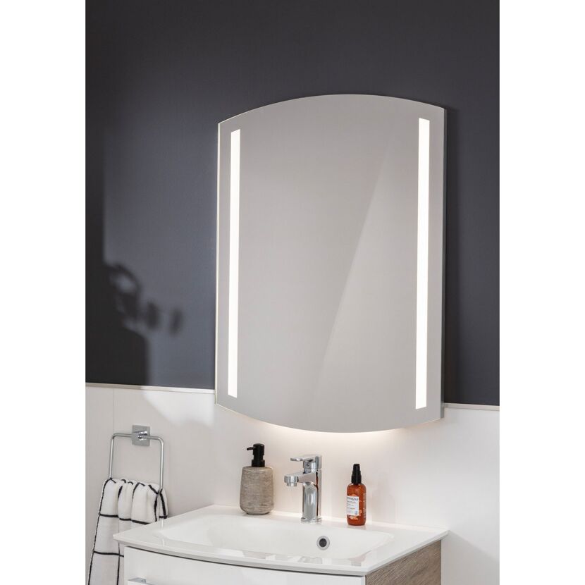Badezimmerspiegel mit LED-Beleuchtung über Waschbecken.